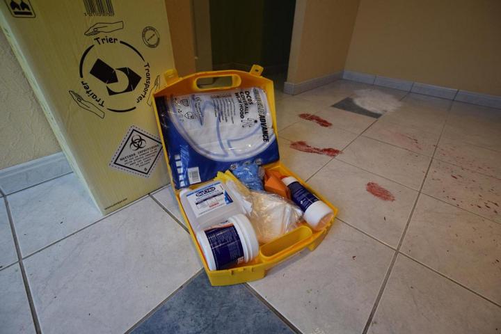 Une équipe expérimentée dans le nettoyage après suicide.